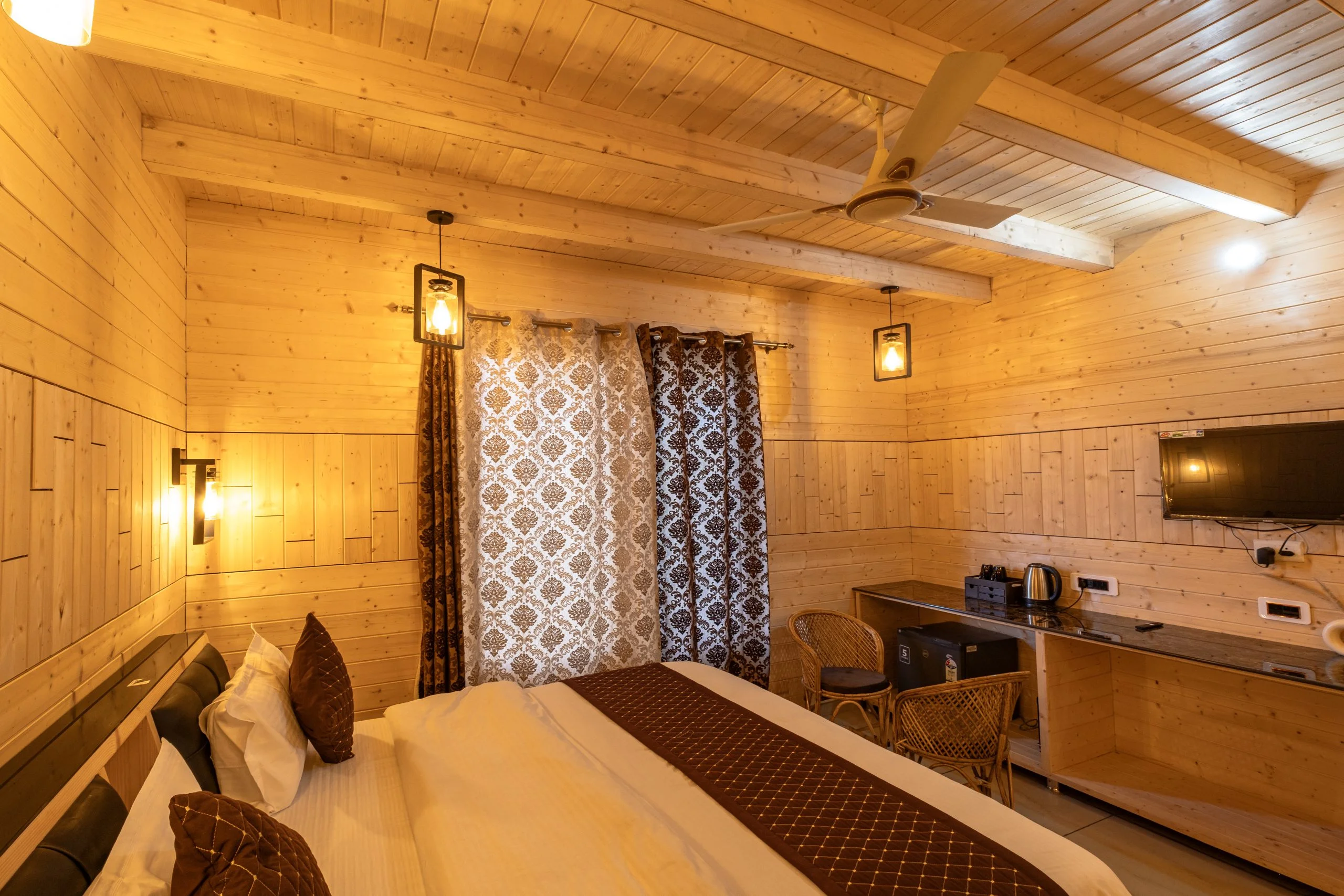 Book room in khajjiar_DSF2236